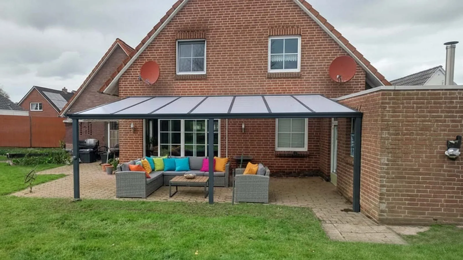 Maßgefertigtes Aluminium-Terrassendach an einem Wohnhaus in Ostfriesland