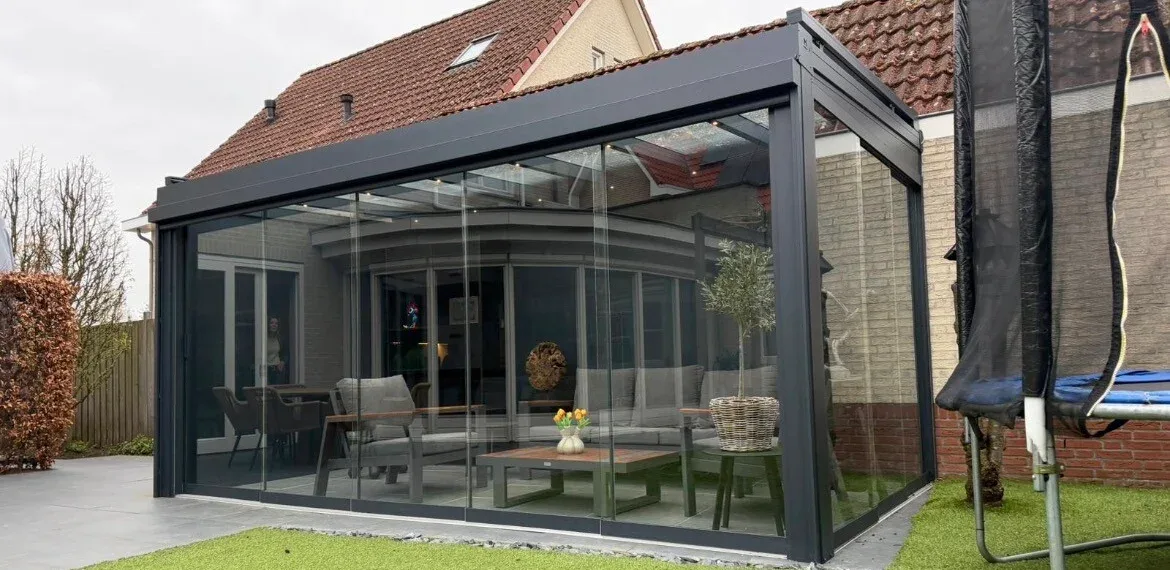 Heller Kaltwintergarten mit Glasschiebewänden