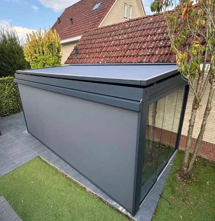 Terrassendach mit seitlicher Senkrechtbeschattung