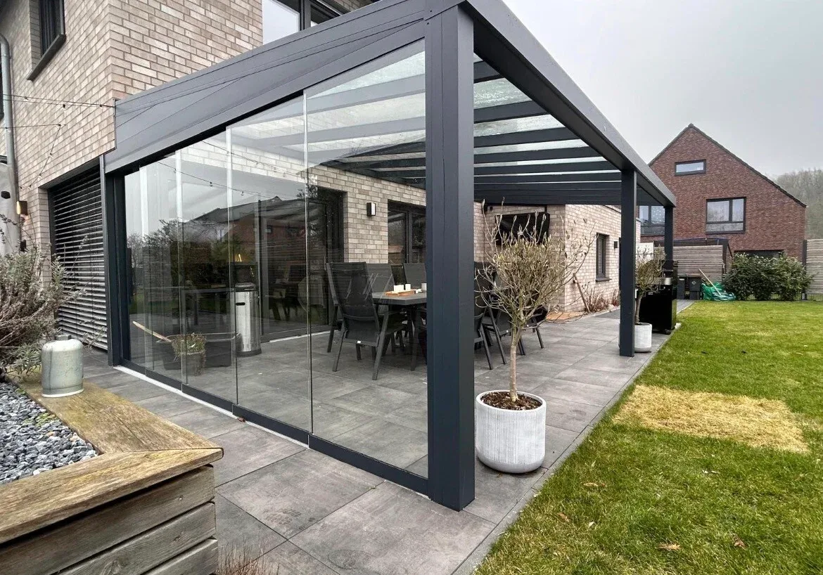 Fertiges Terrassendach aus Aluminium an einem Haus in Ostfriesland